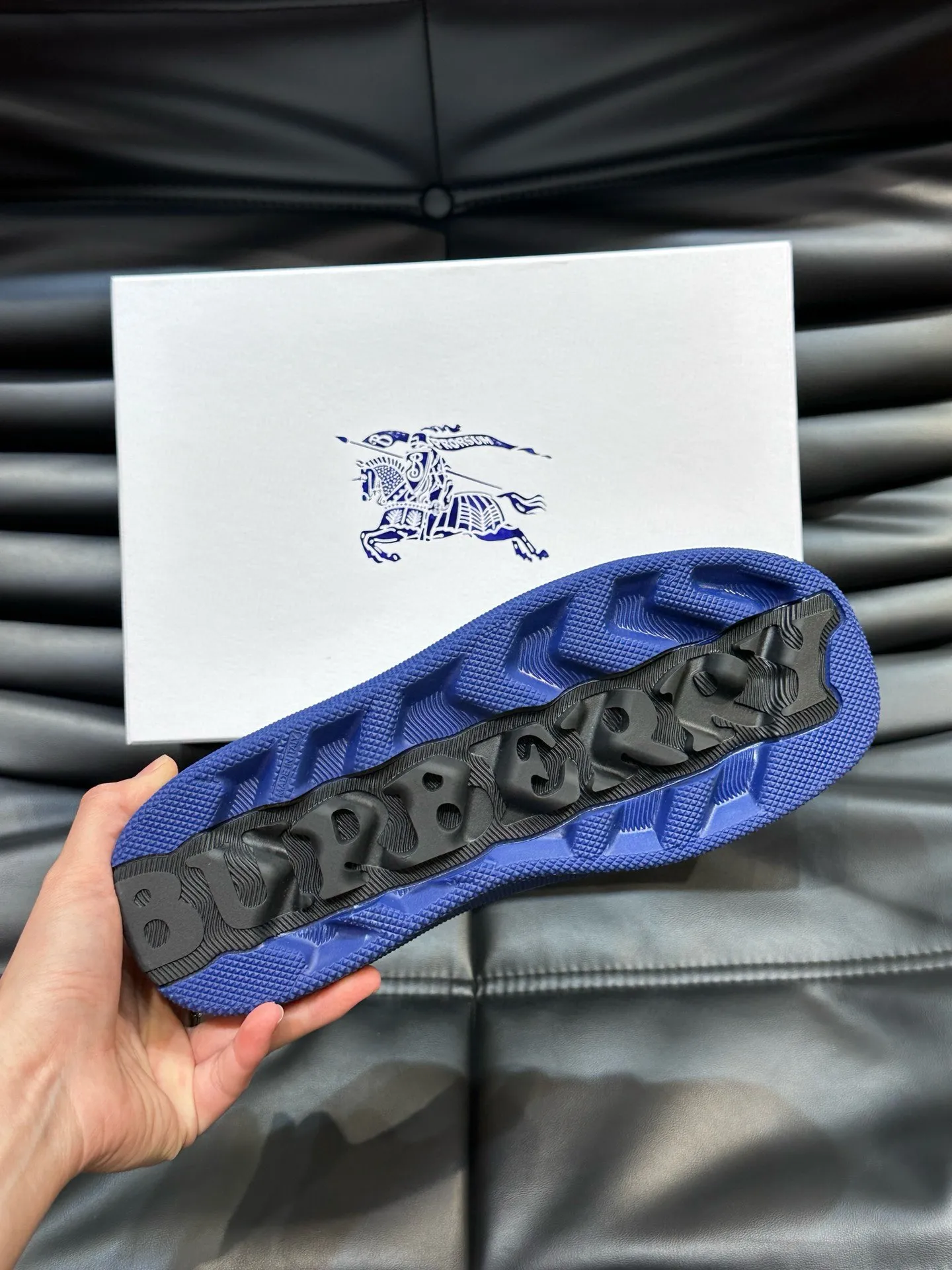 Factory price: 458💰Burberry Box series👫 Thick-soled casual sports shoes for couples, cool sneakers and bread shoes, purchased and developed from the original version, the top version of Box series sports shoes, made of original plaid/knitted fabric, embellished with EKD embossing. Made of mesh lining, the laces are decorated with metal coils, the rubber sole is decorated with the Burberry letter logo, and the original molded 3.5CM two-color T men's shoe 💰U outsole! Code number: 35-45 (35-45 customized)
